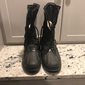 Size 9 woman’s Gucci snow boots. Good condition only worn a handful of times.